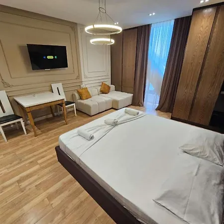 Square 21 * Τίρανα